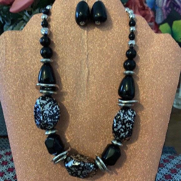 Paparazzi Necklace and Earrings Set - Picture 2 of 4